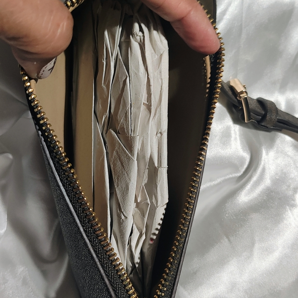 Michael Kors Brown Crossbody Bag Chic and Versatile - Picture 6 of 9